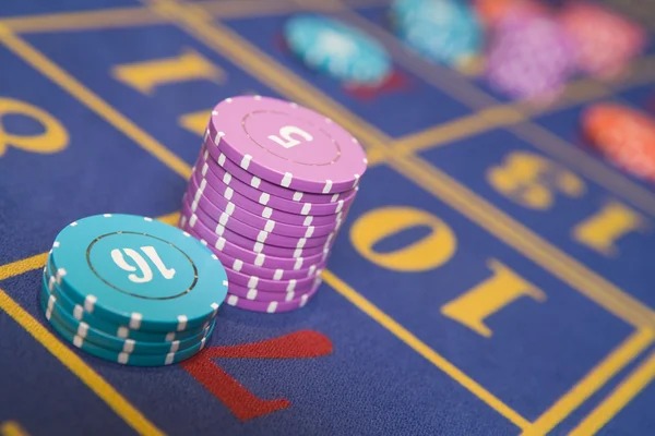slot16 platform showing live-dealer tables, slot games, and sportsbook markets on mobile
